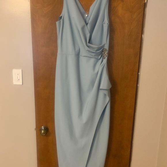 Gown - Picture 1 of 3
